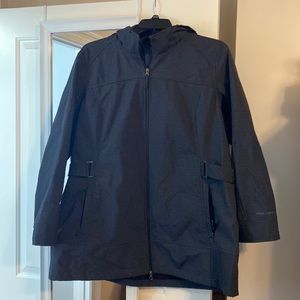 Great wind/rain coat! Soft lining, two pockets, removable hood!